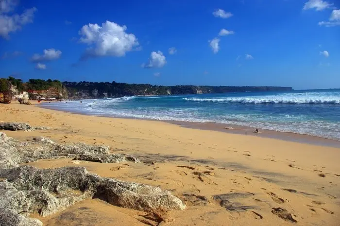Pantai Dreamland, Pantai Cantik yang Dikelilingi Tebing Eksotis di Bali