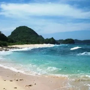 Pantai Goa Cina, Destinasi Wisata Bahari Favorit di Malang